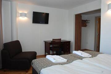 Фото номера Двухместный номер с 2 отдельными кроватями Отель Hotel Alvariini г. Alajärvi 7